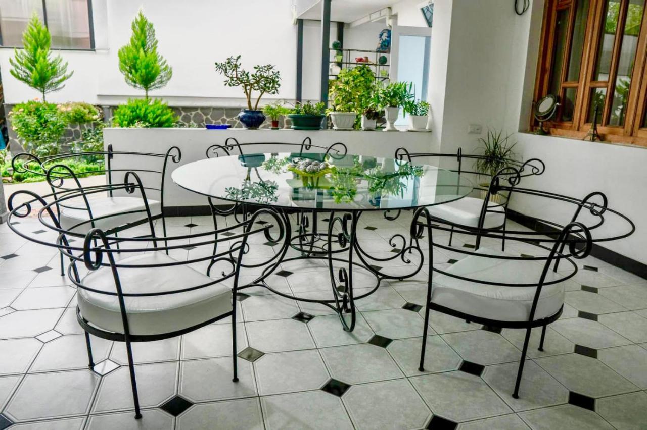 Westay Hotel Tbilisi Esterno foto